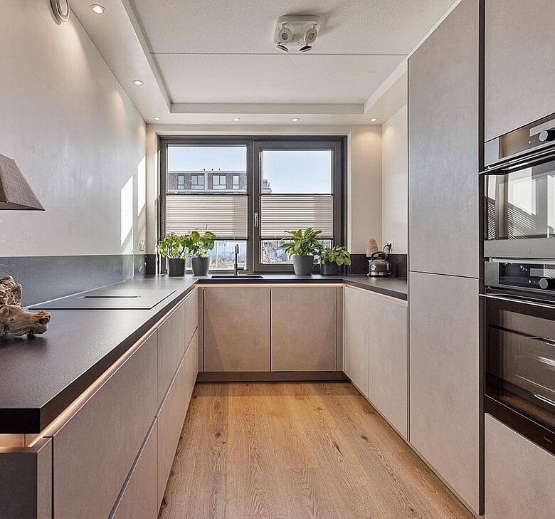 Moderne keuken met marmeren eiland