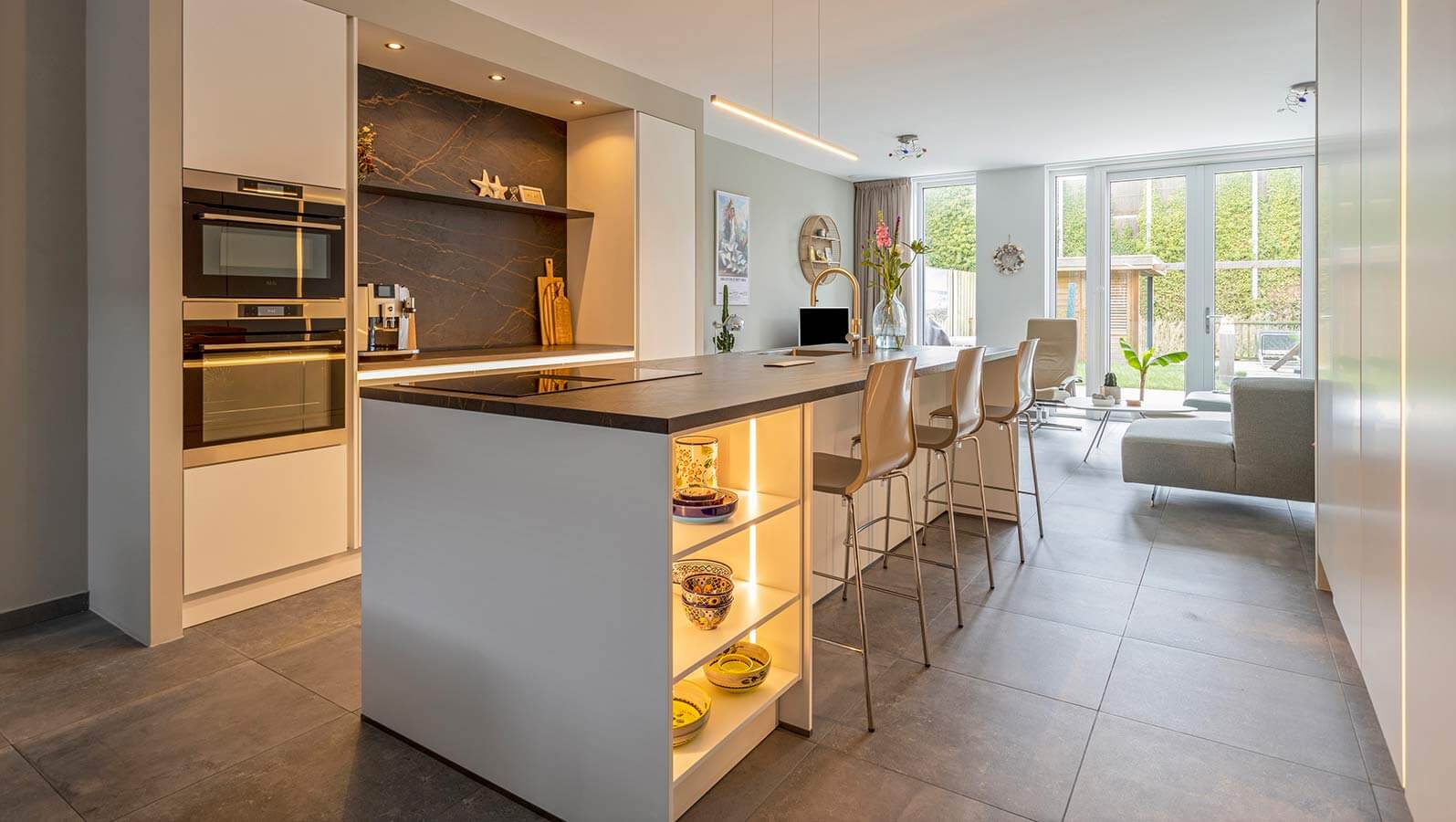 Moderne keuken met donker maatwerk en een ruim kookeiland